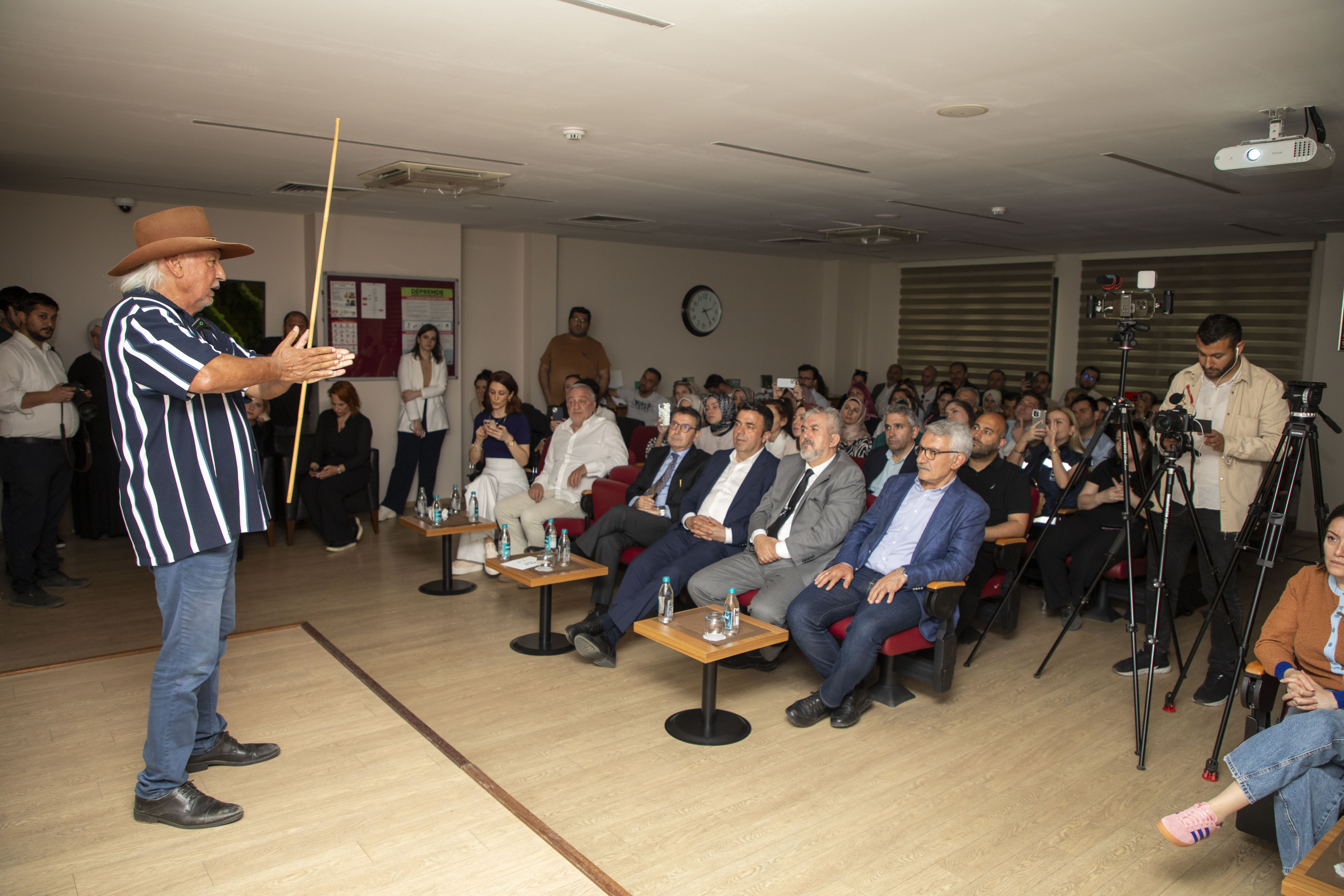 AĞAÇ AŞ BULUŞMALARI BAŞLADI: PROF. DR. ŞENER ÜŞÜMEZSOY “DEPREM GERÇEĞİ”Nİ ANLATTI